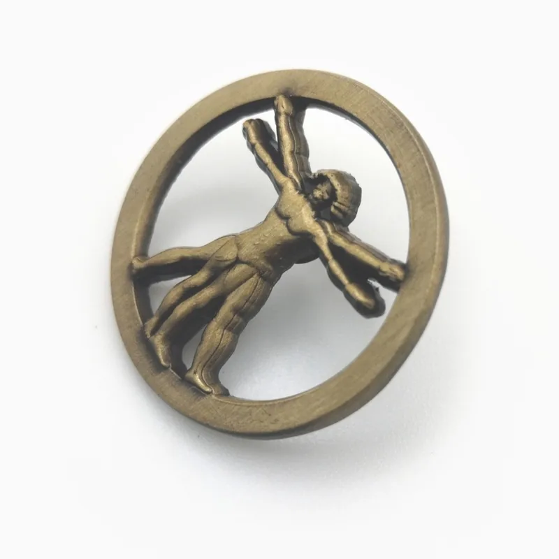 Pin 3D de bronce con forma de aro y una figura en relieve de pie con los brazos abiertos