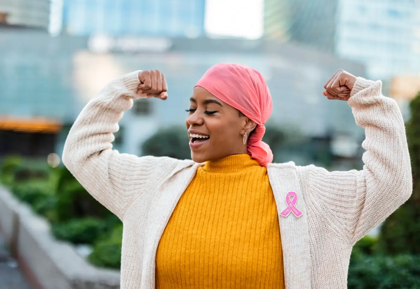 Pines de beneficencia - mujer feliz lucha contra el cancer