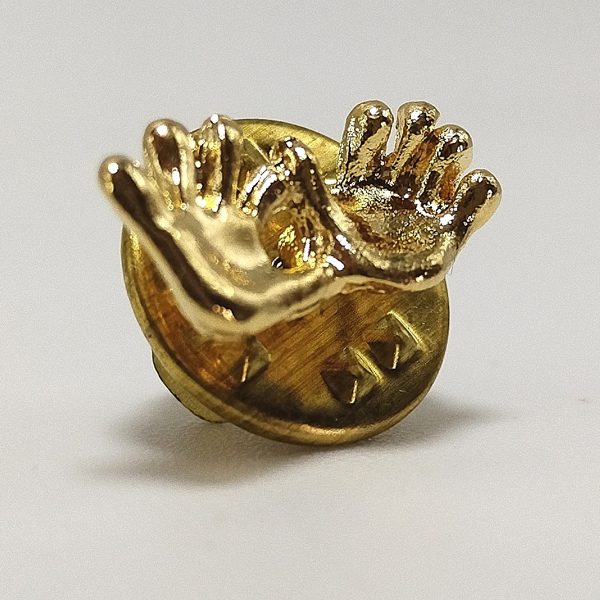 Pin 3D con baño de oro y manos esculpidas
