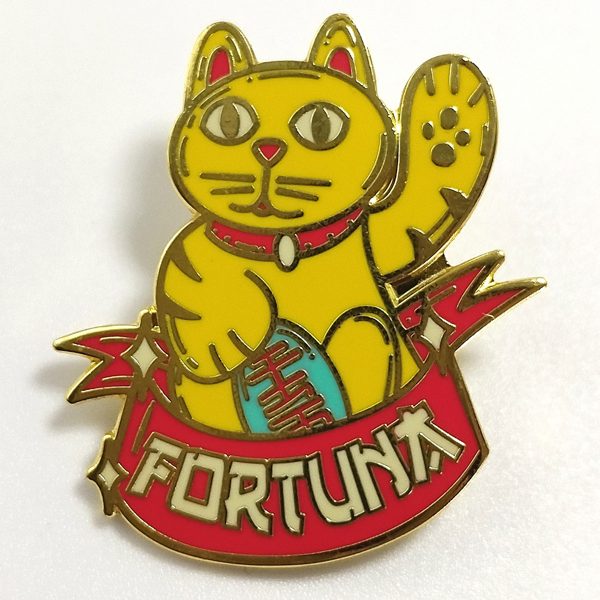 Pin de esmalte duro de gato de la fortuna con cinta roja que dice «Fortuna»