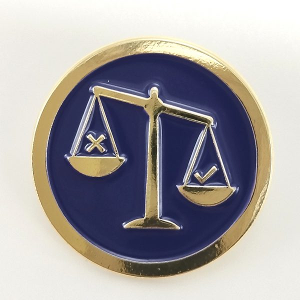 Pin de esmalte suave con balanza de la justicia dorada sobre fondo azul marino