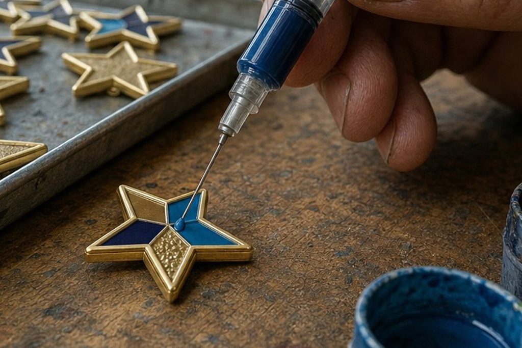 Relleno a mano de esmalte de color en un pin con forma de estrella en la fábrica