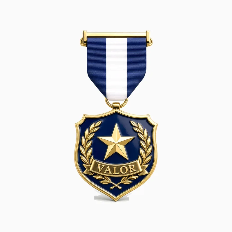 Medalla dorada al valor policial en forma de escudo con esmalte azul marino y una estrella, con cinta azul marino y blanca