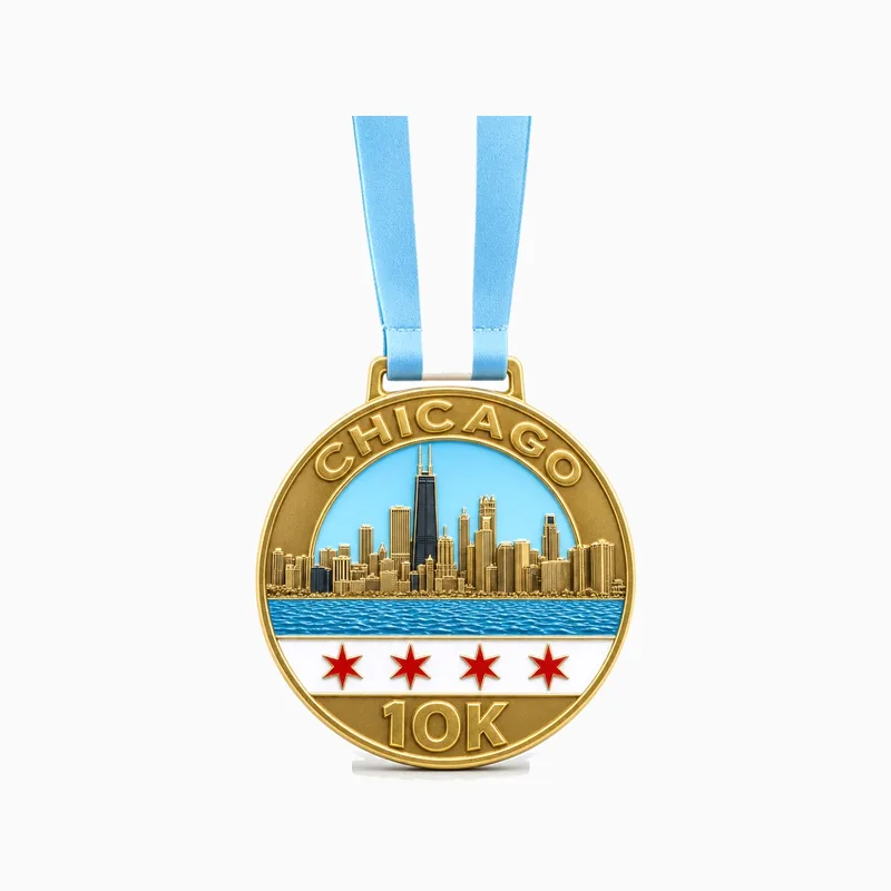 Medalla dorada de la carrera CHICAGO 10K con el perfil de la ciudad frente al lago y estrellas rojas de seis puntas, con cinta celeste y blanca