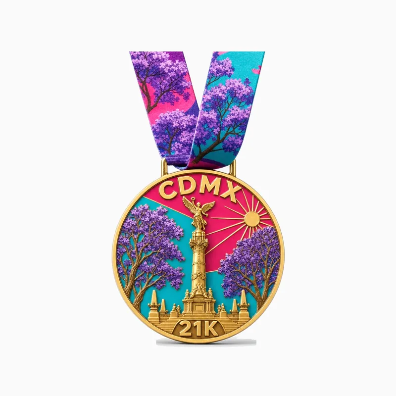 Medalla dorada del medio maratón CDMX 21K con el Ángel de la Independencia, jacarandas moradas y esmalte rosa mexicano, con cinta color jacaranda