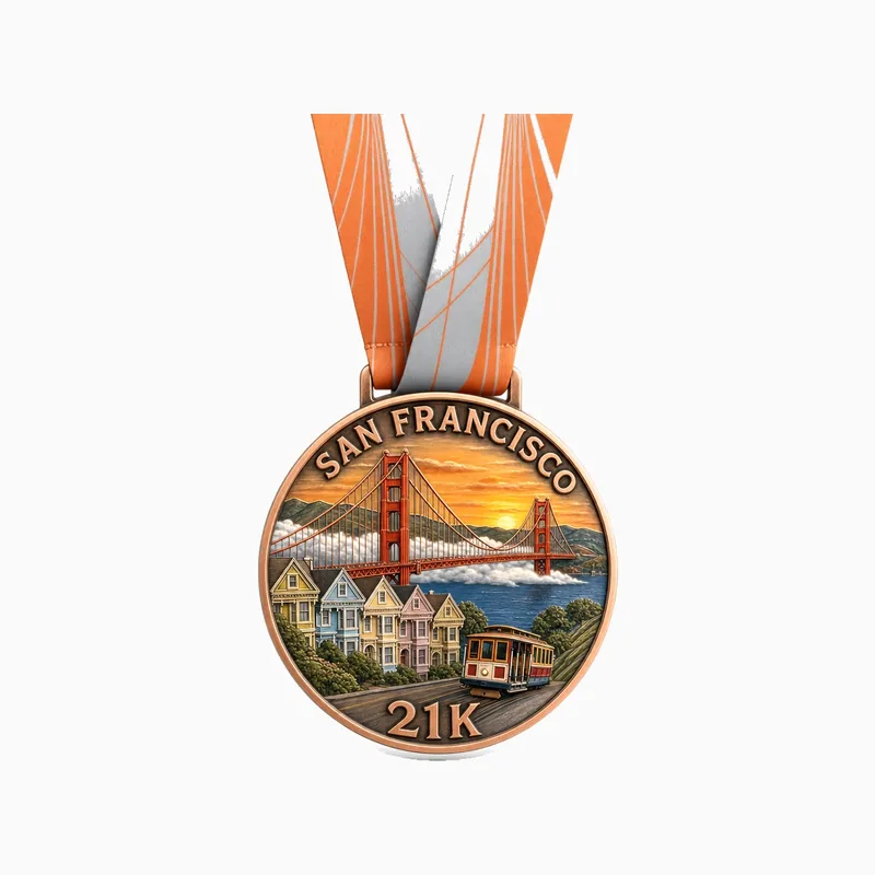 Medalla de cobre del medio maratón SAN FRANCISCO 21K con un puente colgante rojo, niebla, casas victorianas y un tranvía, con cinta naranja y gris