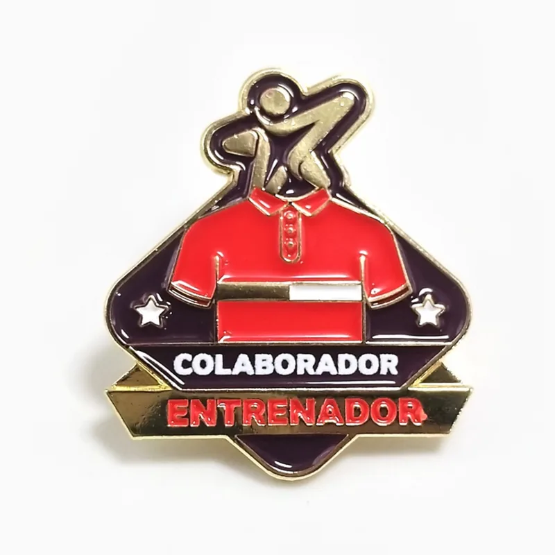 Pin de esmalte de una camisa roja de uniforme con una cinta que dice “Colaborador Entrenador”, hecho para una cadena de tiendas de conveniencia.