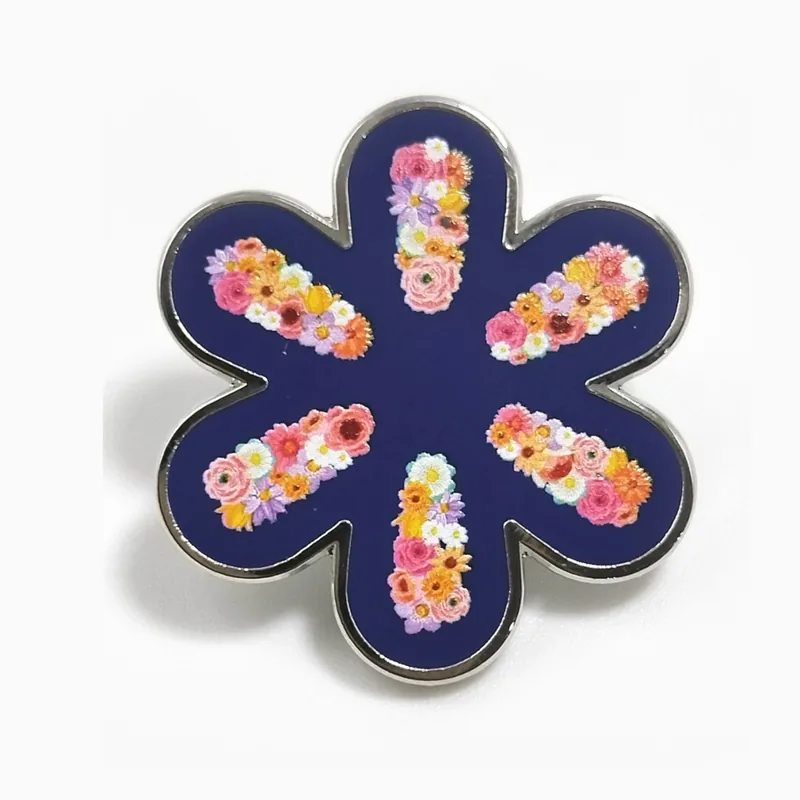 Pin de esmalte duro con forma de flor, esmalte azul marino y relleno floral multicolor, hecho para una cadena minorista.