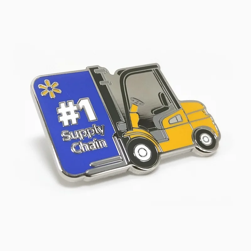 Pin de esmalte de un montacargas amarillo que carga una tarjeta azul con el texto “#1 Supply Chain”, hecho para una cadena minorista.