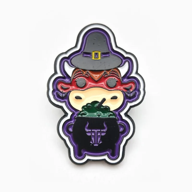 Pin de esmalte en níquel negro de una mascota toro vestida de mago, hecho para un club profesional de béisbol.