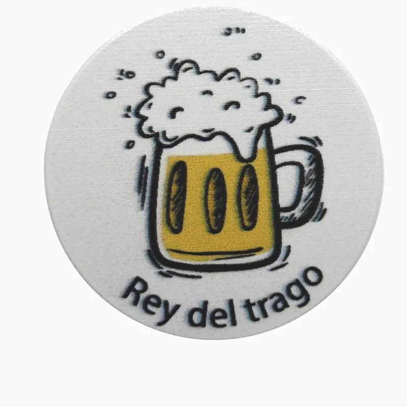 Pin redondo con impresión UV de un tarro de cerveza con espuma y el texto Rey del trago sobre fondo blanco