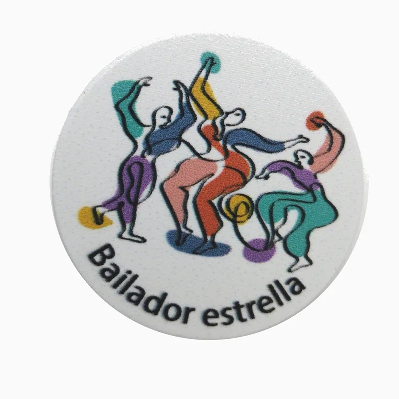 Pin redondo con impresión UV de figuras de colores bailando y el texto Bailador estrella sobre fondo blanco