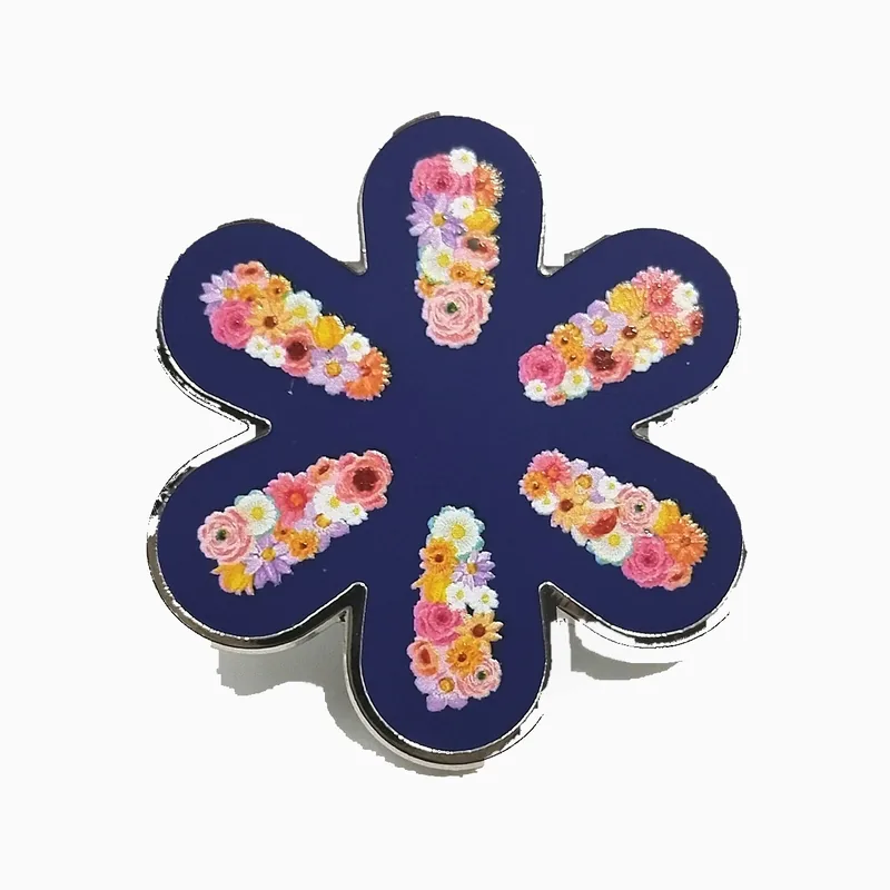 Pin impreso en forma de flor con racimos de flores de colores sobre fondo azul oscuro bajo una capa de epoxi transparente