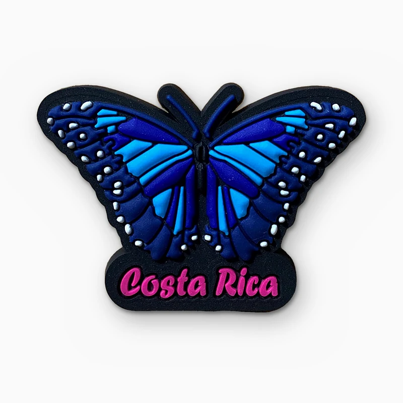 Pin de PVC suave de una mariposa morfo azul con puntos blancos y el texto Costa Rica en rosa