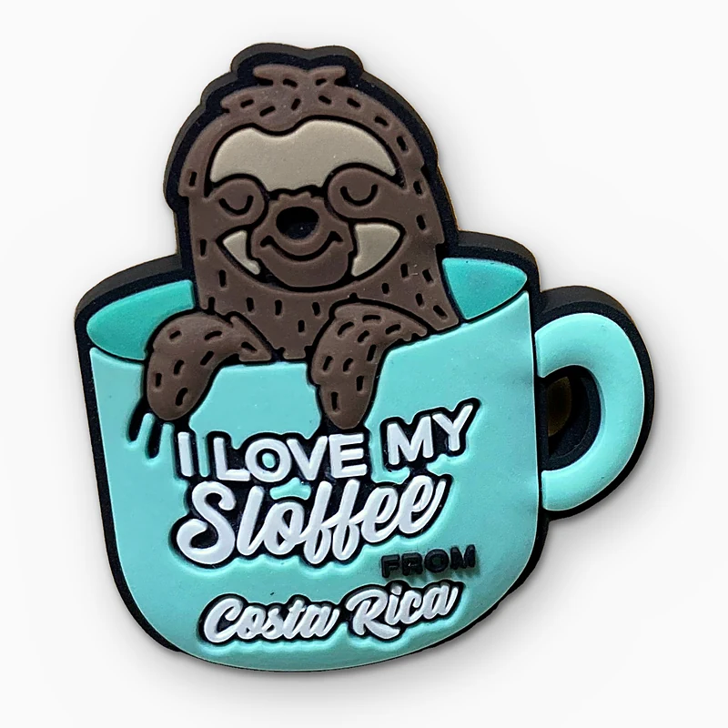 Pin de PVC suave de una taza de café con un perezoso asomándose y el texto I love my Sloffee from Costa Rica