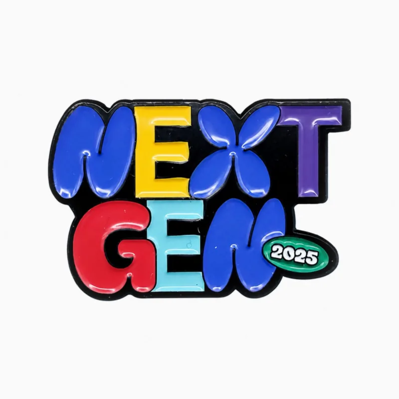 Pin de esmalte suave con baño de níquel negro, letras infladas multicolor con el texto «Next Gen» y una insignia verde «2025».