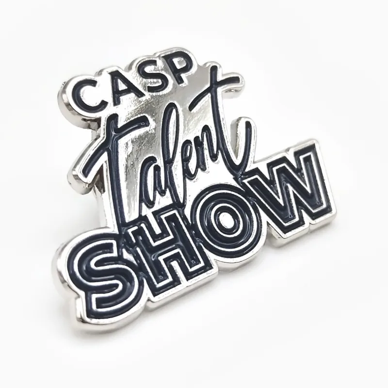 Pin troquelado de esmalte suave con baño de níquel y letras negras manuscritas y de bloque con el texto «Talent Show».