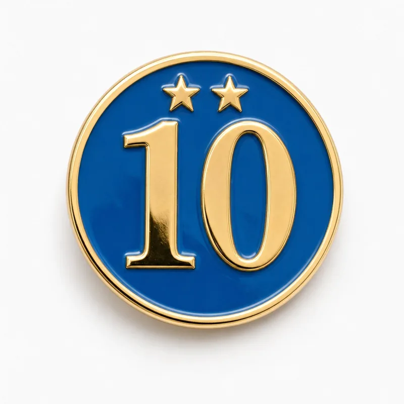 Pin redondo dorado con un número 10 grande en relieve y dos estrellas sobre esmalte duro azul