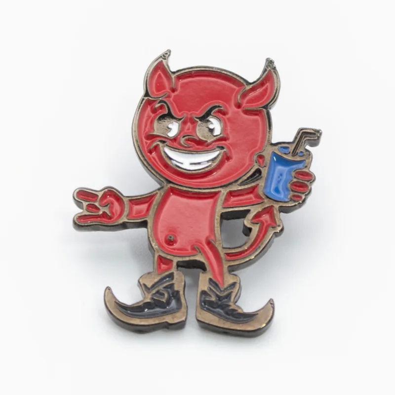 Pin de esmalte suave de un diablito rojo caricaturesco con una bebida en la mano