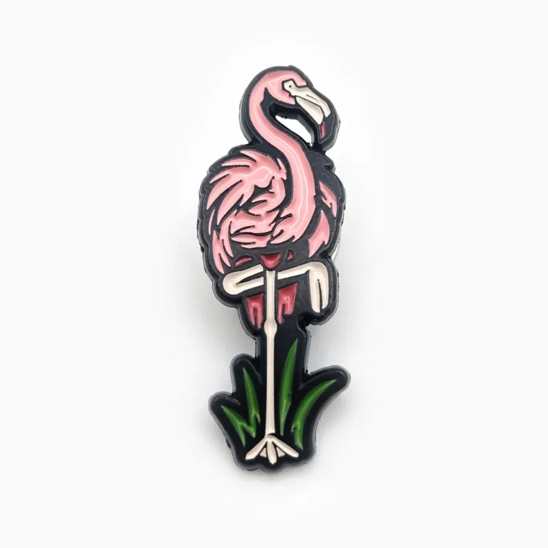 Pin troquelado de esmalte suave de un flamenco rosa entre hojas verdes, en níquel negro.