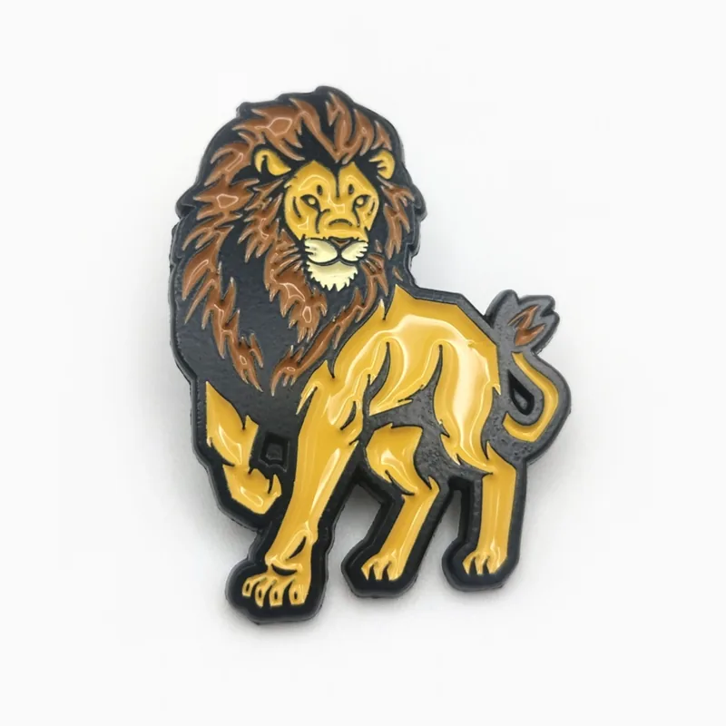 Pin troquelado de esmalte suave de un león dorado con melena café, caminando, en níquel negro.