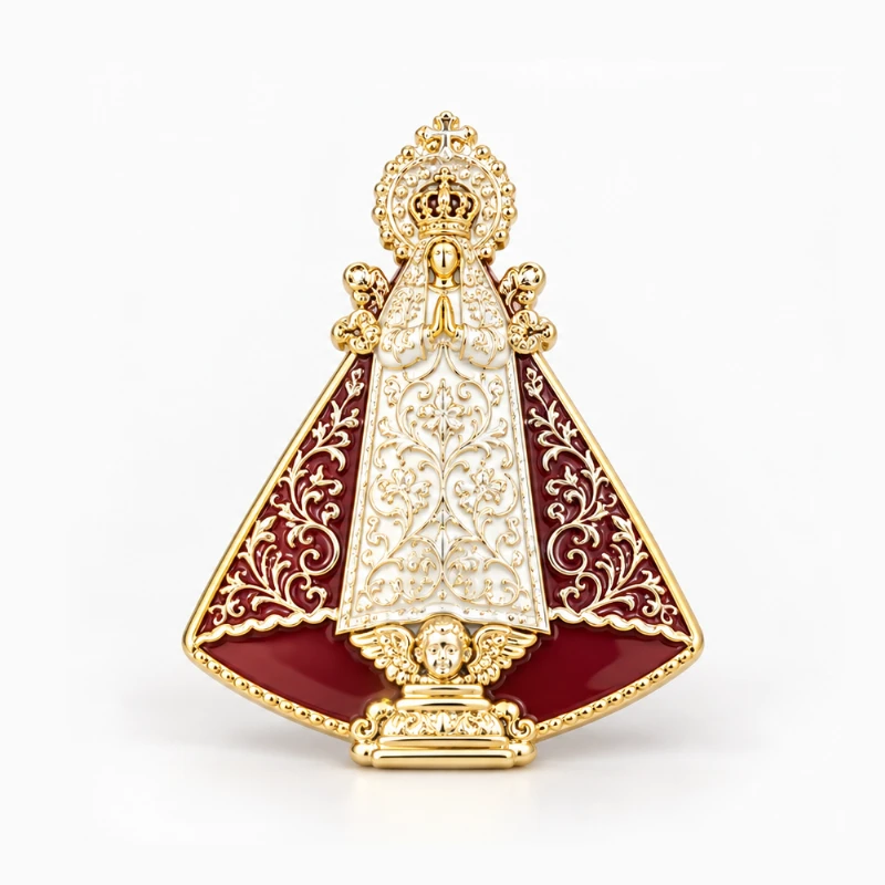 Pin dorado de esmalte duro con manto granate y túnica blanca con filigrana dorada, corona y base con ángel