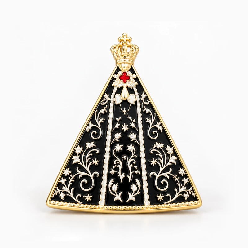 Pin dorado de esmalte duro con forma triangular de manto, esmalte negro con filigrana blanca, corona dorada y cruz roja