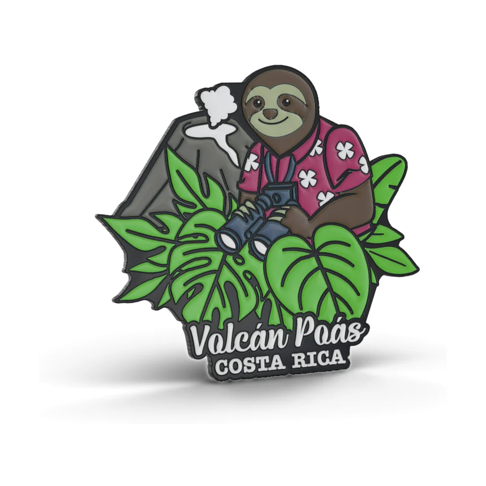 Imán de metal recortado con acabado epóxico: un perezoso con camisa floral rosada y binoculares entre hojas frente al cráter de un volcán, con el texto Volcán Poás Costa Rica.